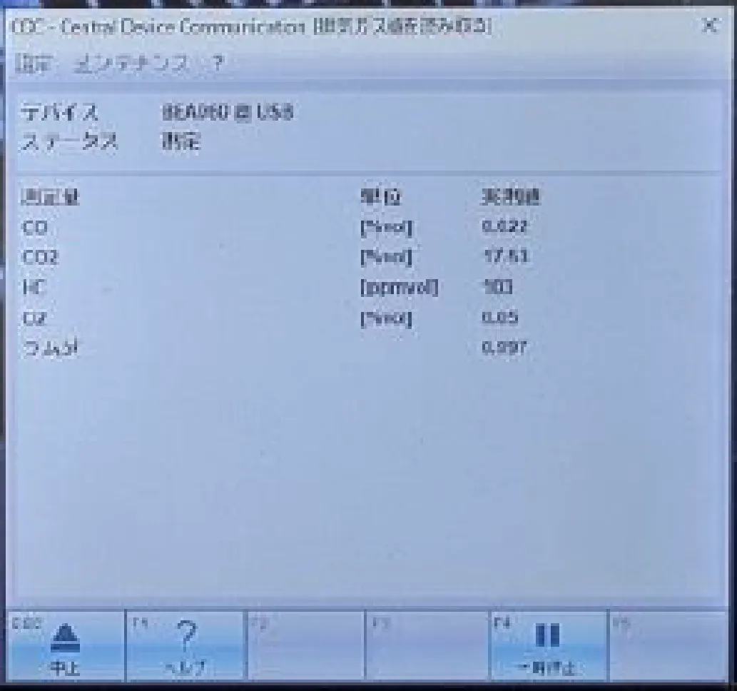 正常時（アイドリング）での測定画面。COが0.022％など正常値を示している。